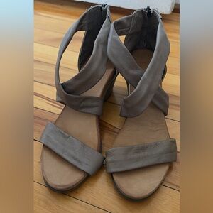 Bueno women’s taupe leather sandals size 38